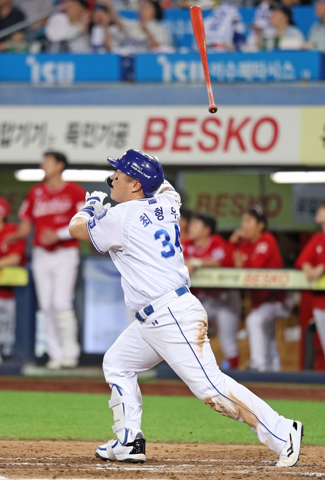 삼성 라이온즈 최형우가 18일 SSG 랜더스와 홈경기에서 8회말 솔로 홈런을 때리고 타구를 바라보고 있다. /사진=삼성 라이온즈 제공