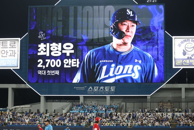 삼성 라이온즈 최형우가 18일 SSG 랜더스와 홈경기에서 8회말 솔로 홈런을 쳐 통산 2700안타를 달성한 소식이 전광판을 통해 전해지고 있다. /사진=삼성 라이온즈 제공