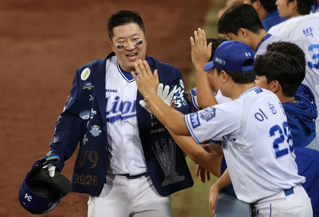 삼성 라이온즈 최형우(왼쪽)가 18일 SSG 랜더스와 홈경기에서 8회말 솔로 홈런을 친 뒤 이승민과 하이파이브를 하고 있다. /사진=삼성 라이온즈 제공
