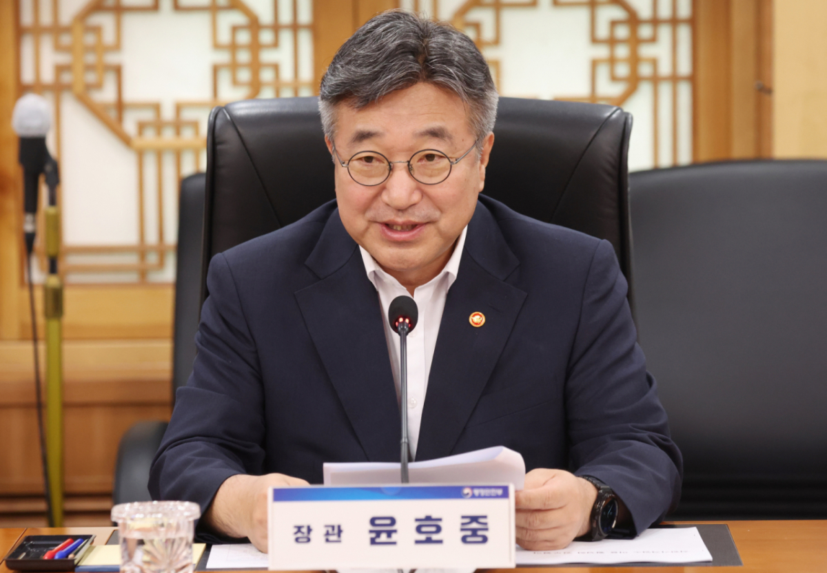 윤호중 행정안전부 장관이 지난 10일 서울 종로구 세종대로 정부서울청사에서 열린 착한가격업소 이용 활성화 업무협약에서 인사말을 하고 있다. /사진=(서울=뉴스1) 김명섭 기자