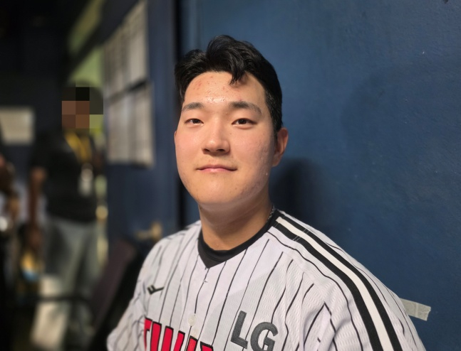 LG 문정빈이 18일 잠실 KT전을 승리로 이끌고 취재진과 인터뷰했다. /사진=김동윤 기자