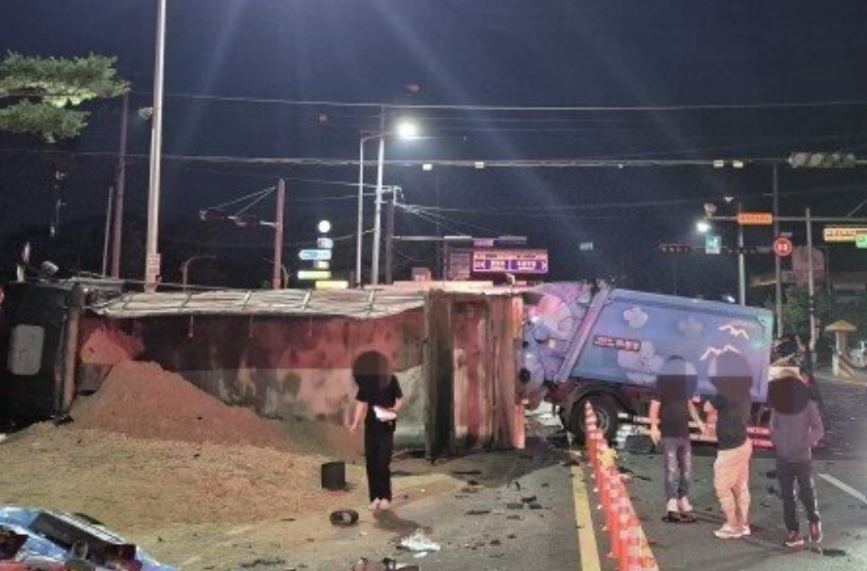 19일 새벽 경북 영천의 한 교차로에서 덤프트럭과 청소차가 충돌해 청소업체 근로자 3명이 숨지고 1명이 크게 다쳤다./사진=뉴스1