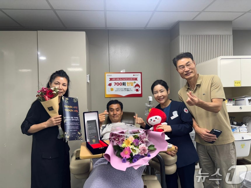 19일 대한적십자사 서울중앙혈액원에 따르면 홍준호 씨(65)는 광복절이었던 지난 15일 헌혈의집 구로디지털단지지역센터에서 700번째 헌혈을 진행했다. /사진=뉴스1