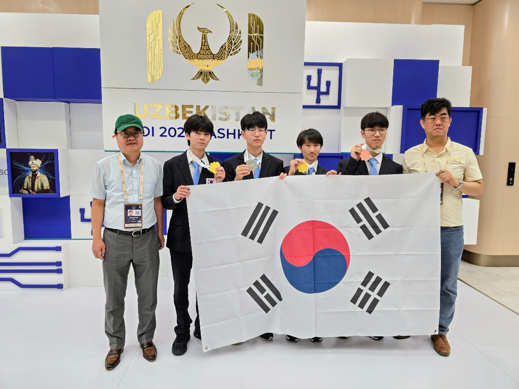 지난 16일까지 우즈베키스탄 타슈켄트에서 열린 제38회 국제정보올림피아드에서 한국 대표단이 금메달 2개, 은메달 1개, 동메달 1개 등 총 4개 메달을 획득했다. 김성열 단장, 정민찬, 변재우, 양승민, 손재원 학생, 이인복 부단장 (왼쪽부터) /사진=과학기술정보통신부