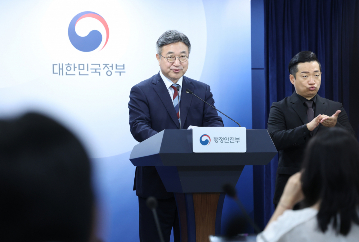 윤호중 행정안전부 장관이 19일 오전 서울 종로구 정부서울청사에서 초대 중대범죄수사청 청장 국민추천 관련 브리핑을 하고 있다./사진=뉴시스
