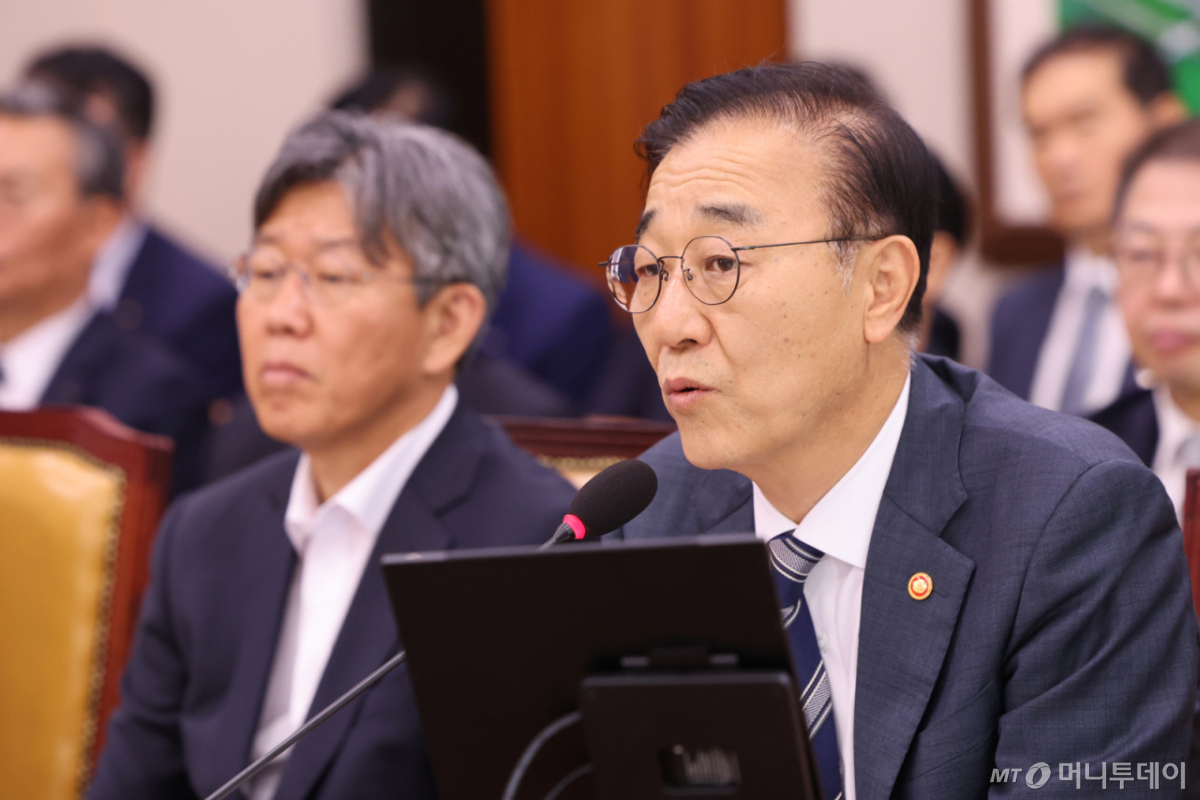 (서울=뉴스1) 황기선 기자 = 김윤덕 국토교통부 장관이 19일 오전 서울 여의도 국회에서 열린 국토교통위원회 전체회의에서 의원질의에 답하고 있다. 2026.8.19/뉴스1  Copyright © 뉴스1. All rights reserved. 무단 전재 및 재배포,  AI학습 이용 금지. /사진=(서울=뉴스1) 황기선 기자