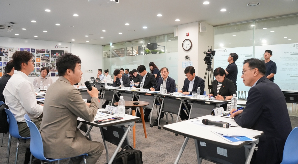 위성곤 제주지사(오른쪽)가 제주 창업·벤처 생태계 활성화 간담회에서 기업의 애로 사항을 청취하고 있다. /사진제공=제주특별자치도