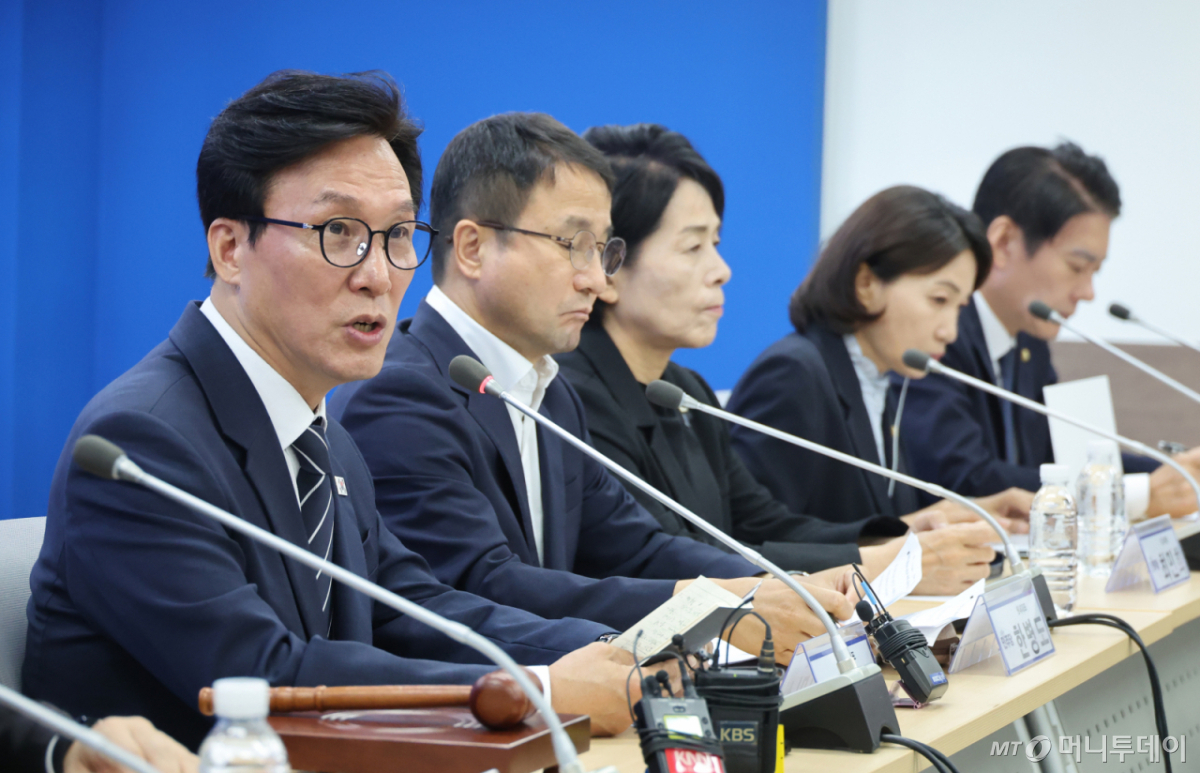 (부산=뉴스1) 신웅수 기자 = 김민석 더불어민주당 대표가 19일 부산 동구 민주당 부산시당에서 열린 현장 최고위원회의에서 발언하고 있다. 2026.8.19/뉴스1 Copyright © 뉴스1. All rights reserved. 무단 전재 및 재배포, AI학습 이용 금지. /사진=(부산=뉴스1) 신웅수 기자