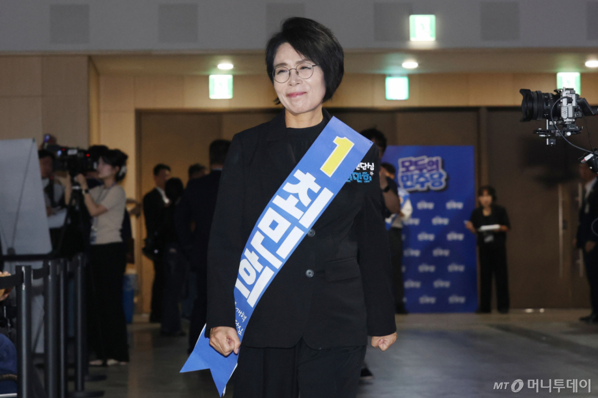  최민희 더불어민주당 최고위원 후보가 17일 대전시 유성구 대전컨벤션센터(DCC) 제2전시장에서 '더불어민주당, 제3차 정기전국당원대회'에 참석하고 있다. /사진=뉴스1