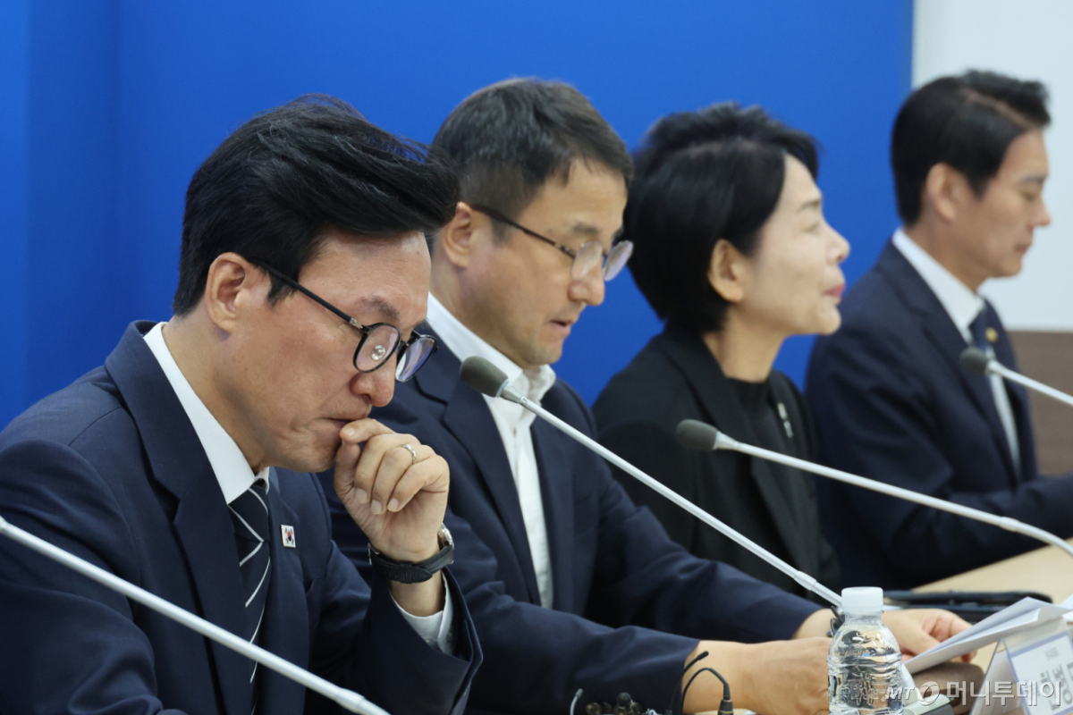 (부산=뉴스1) 신웅수 기자 = 김민석 더불어민주당 대표가 19일 부산 동구 민주당 부산시당에서 열린 현장 최고위원회의에서 생각에 잠겨 있다. 2026.8.19/뉴스1 Copyright © 뉴스1. All rights reserved. 무단 전재 및 재배포, AI학습 이용 금지. /사진=(부산=뉴스1) 신웅수 기자