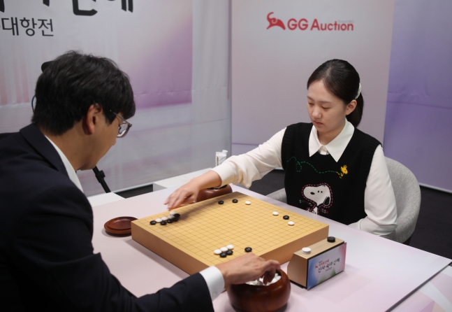 김은지 9단(오른쪽)이 18일 제20기 지지옥션배 신사·숙녀·신예 연승대항전 28국에서 신사팀 마지막 주자 박영훈 9단과 대국을 하고 있다. /사진=한국기원 제공