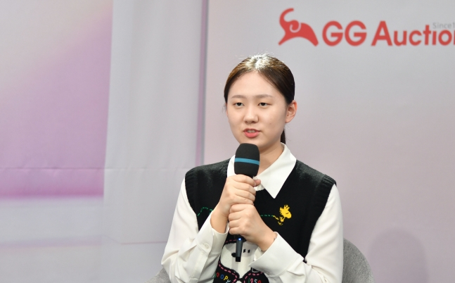 김은지 9단이 18일 제20기 지지옥션배 신사·숙녀·신예 연승대항전 28국에서 신사팀 마지막 주자 박영훈 9단에게 승리를 거두고 팀 우승을 차지하고 인터뷰를 하고 있다. /사진=한국기원 제공