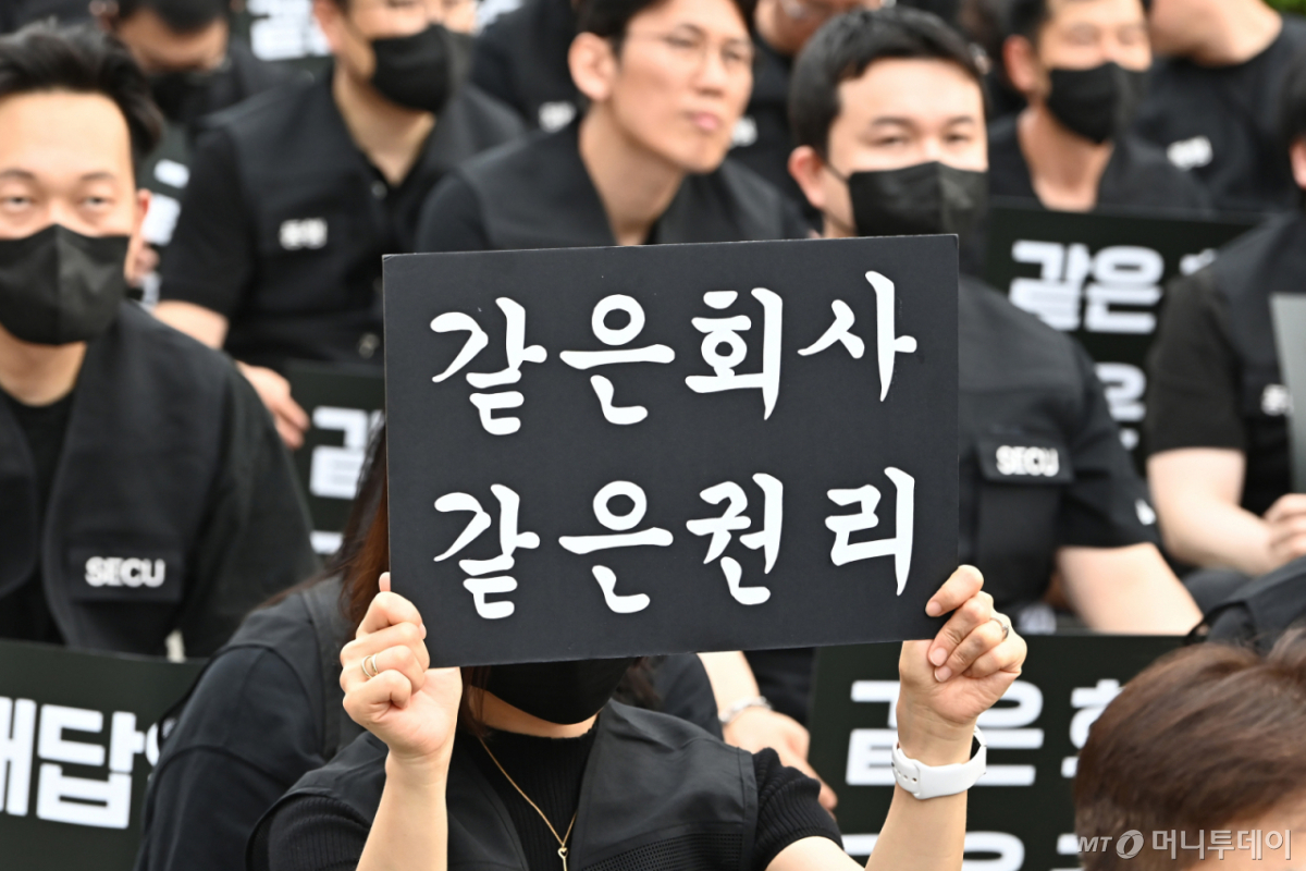 [수원=뉴시스] 김종택 기자 = 삼성전자 2대 노조인 삼성전자 노동조합 동행(동행노조) 조합원들이 16일 경기 수원시 삼성전자 수원사업장 앞에서 DX부문 사기진작 및 보상방안 마련을 촉구하는 집회를 하고 있다. 2026.07.16. jtk@newsis.com /사진=김종택