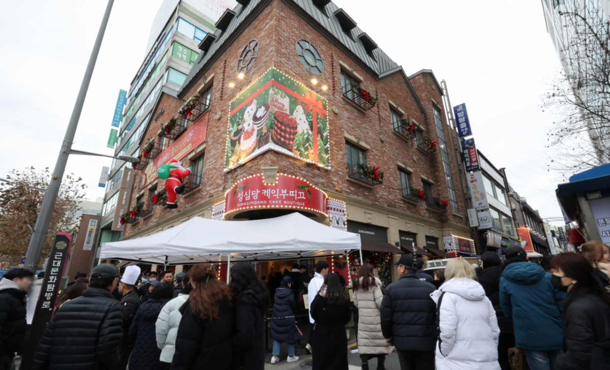 지난해 12월 대전 중구 성심당 일대에 빵을 사려는 고객들이 차례를 기다리고 있다. / 사진 = 뉴스1