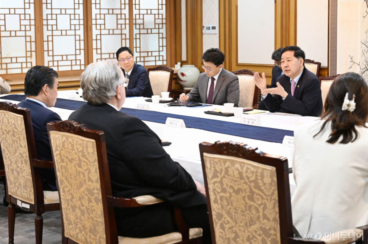 (서울=뉴스1) = 구윤철 부총리 겸 재정경제부 장관이 28일 서울 종로구 정부서울청사에서 주한미국상공회의소(AMCHAM) 제임스 김 회장 및 대표단과 면담을 하고 있다. (재정경제부 제공. 재판매 및 DB 금지) 2026.4.28/뉴스1