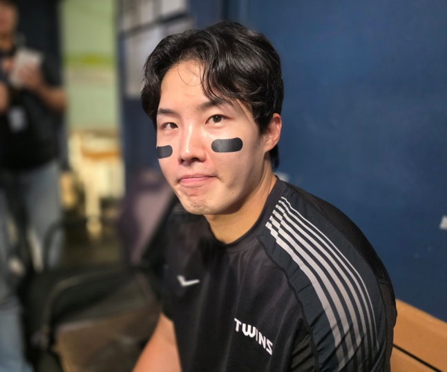LG 임찬규가 18일 잠실 KT전에서 승리를 챙긴 뒤 취재진과 인터뷰에 응했다. /사진=김동윤 기자