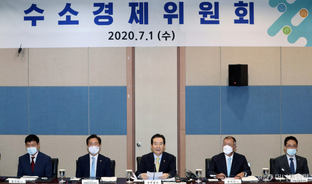 정세균 국무총리가 1일 경기 고양시 킨텍스에서 열린 제1회 수소경제위원회에서 모두 발언을 하고 있다. 정세균 국무총리를 위원장으로 정부·민간위원이 참여하는 이번 위원회는 범정부 차원의 수소경제 컨트롤타워 역할을 하게 된다. 수소산업 생태계 조성방안과 전담기관 지정 등이 논의되며, 이를 통해 수소경제를 육성하고 수소산업 선도국가로 도약하는 모멘텀을 마련할 계획이다. /사진=고양(경기)=이기범 기자 leekb@