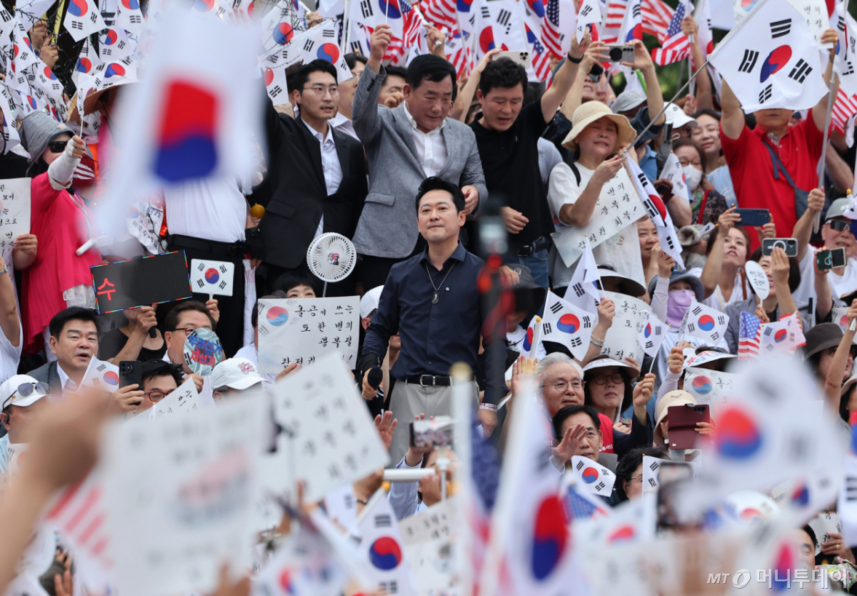 (서울=뉴스1) 김성진 기자 = 장동혁 국민의힘 대표가 광복절인 15일 서울 송파구 올림픽공원 핸드볼경기장에서 열린 투표 용지 부족 사태 관련 참정권 수호 집회에서 발언하고 있다. 2026.8.15/뉴스1 Copyright © 뉴스1. All rights reserved. 무단 전재 및 재배포, AI학습 이용 금지. /사진=(서울=뉴스1) 김성진 기자