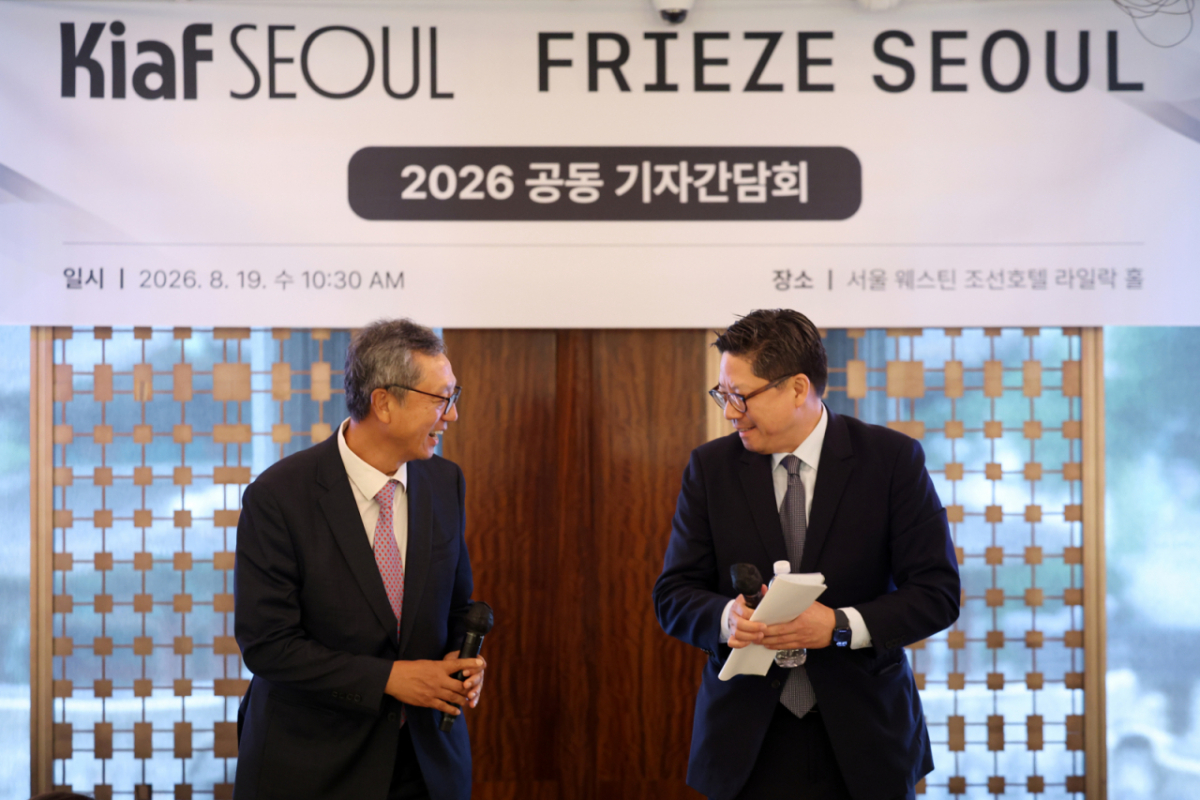 이성훈(한국화랑협회장·선화랑 대표) 키아프 서울 운영위원장과 패트릭 리 프리즈 서울 디렉터가 19일 서울 중구 조선호텔에서 열린 '키아프·프리즈 서울 2026 공동 기자간담회'에 참석한 모습. / 사진 = 뉴시스