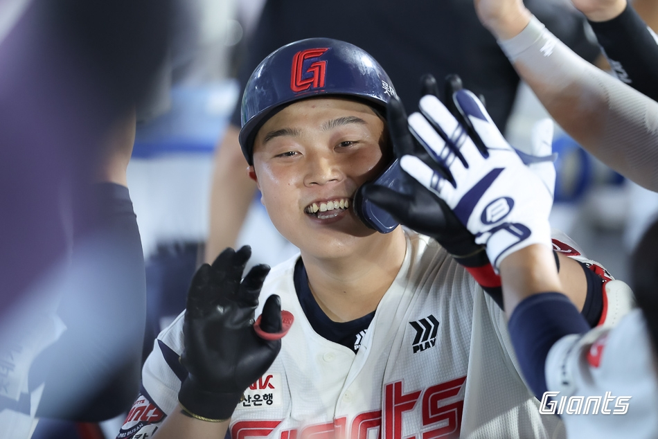 한동희가 18일 만루홈런을 날린 뒤 더그아웃에서 동료들의 환영을 받고 있다.  /사진=롯데 자이언츠