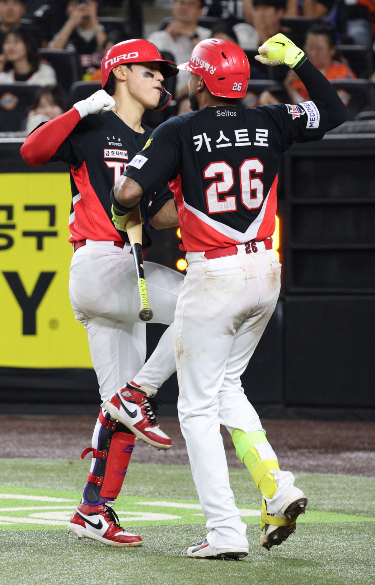 2026 신한 SOL KBO리그 한화 이글스 대 KIA 타이거즈 경기가 18일 대전한화생명볼파크에서 열렸다.  KIA 김도영이 7회초 2사에서  좌월 1점 홈런을 날리고 홈인헌 후 카스트로와 세리머니를 하고 있다. /사진=김진경 kim.jinkyung@