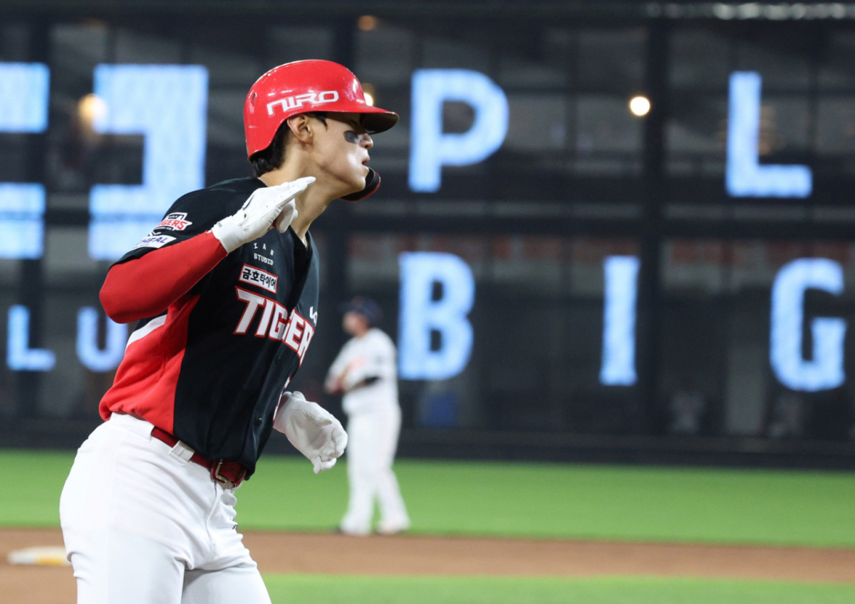 2026 신한 SOL KBO리그 한화 이글스 대 KIA 타이거즈 경기가 18일 대전한화생명볼파크에서 열렸다.  KIA 김도영이 7회초 2사에서  좌월 1점 홈런을 날리고 홈인하고 있다. /사진=김진경 kim.jinkyung@