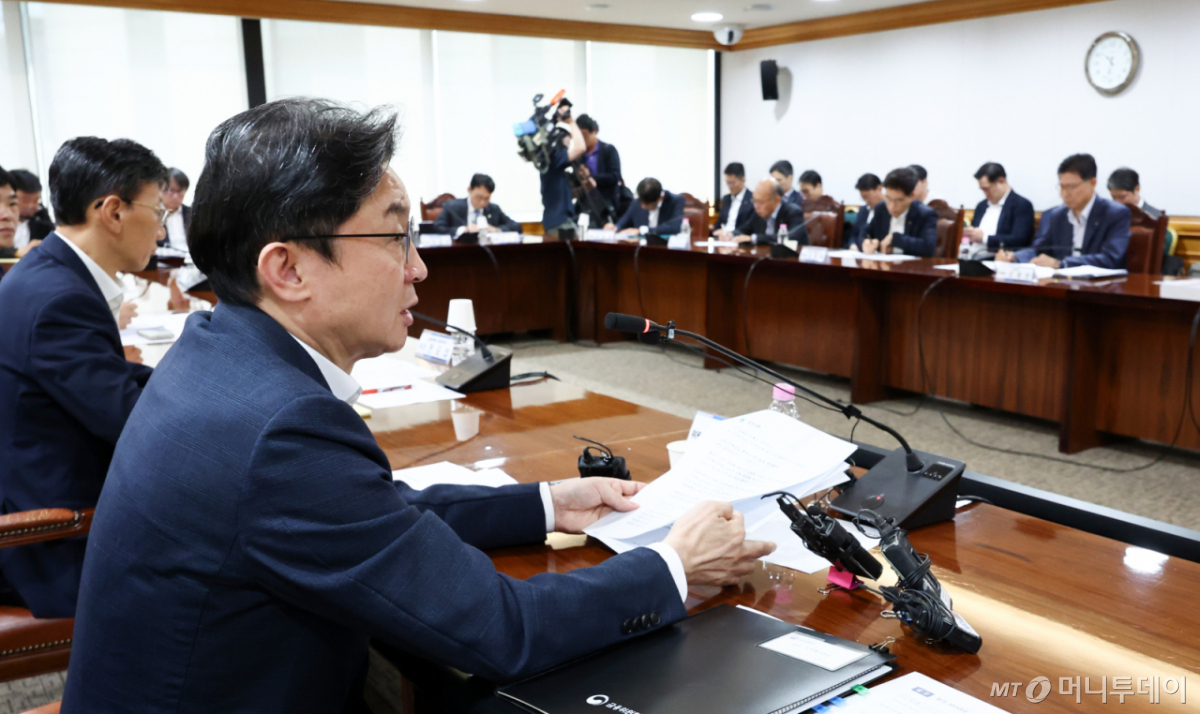 (서울=뉴스1) 최지환 기자 = 이억원 금융위원장이 14일 서울 중구 은행회관에서 열린 확대 가계부채 점검회의에서 발언하고 있다. 2026.8.14/뉴스1 Copyright © 뉴스1. All rights reserved. 무단 전재 및 재배포, AI학습 이용 금지. /사진=(서울=뉴스1) 최지환 기자