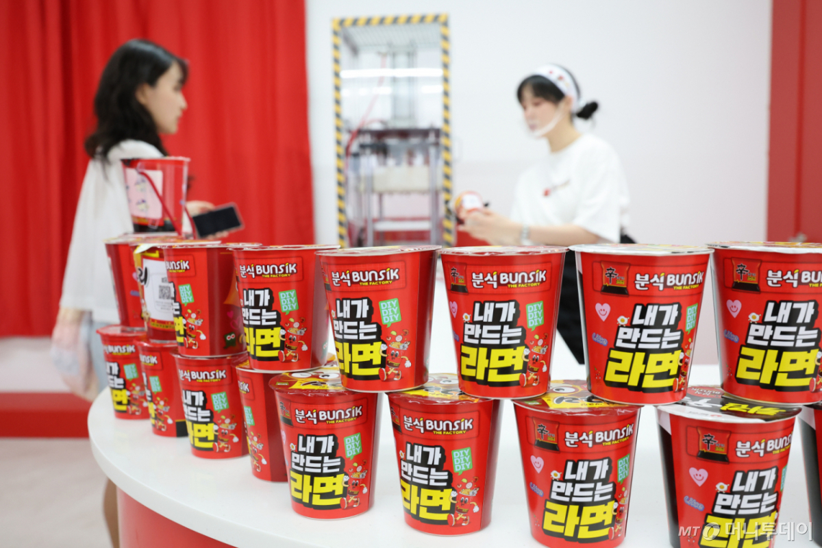[서울=뉴시스] 황준선 기자 = 16일 서울 성동구 성수동에 정식 개업한 '신라면 분식'을 찾은 시민들이 나만의 라면 만들기 체험을 하고 있다.  이날부터 약  6개월간 운영하는 신라면 분식은 농심이 글로벌 주요 국가에서 운영 중인 신라면 브랜드 체험 공간으로 이번 성수점은 페루, 베트남, 일본, 미국에 이은 국내 첫 매장이다. 2026.06.16. hwang@newsis.com /사진=황준선