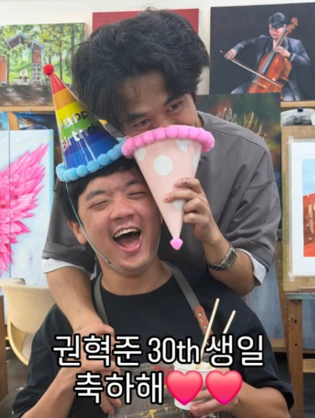 배우 권오중(54)이 아들인 미술 작가 권혁준(29)의 생일을 축하했다./사진=권오중 인스타그램