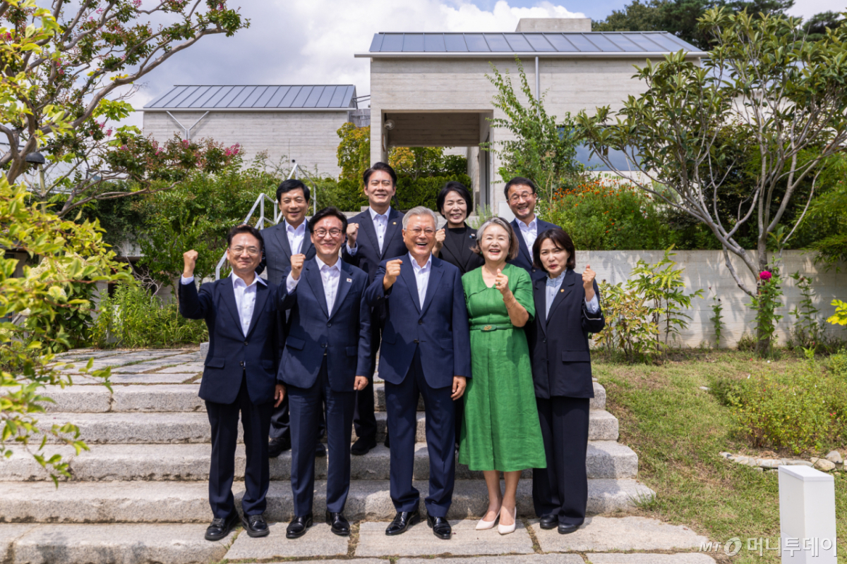 (서울=뉴스1) 황기선 기자 = 더불어민주당 김민석 대표와 신임 지도부가 19일 경남 양산시 하북면 평산마을 문재인 전 대통령 사저를 방문, 문 전 대통령, 김정숙 여사와 기념촬영을 하고 있다.(공동취재) 2026.8.19/뉴스1 Copyright © 뉴스1. All rights reserved. 무단 전재 및 재배포, AI학습 이용 금지. /사진=(서울=뉴스1) 황기선 기자