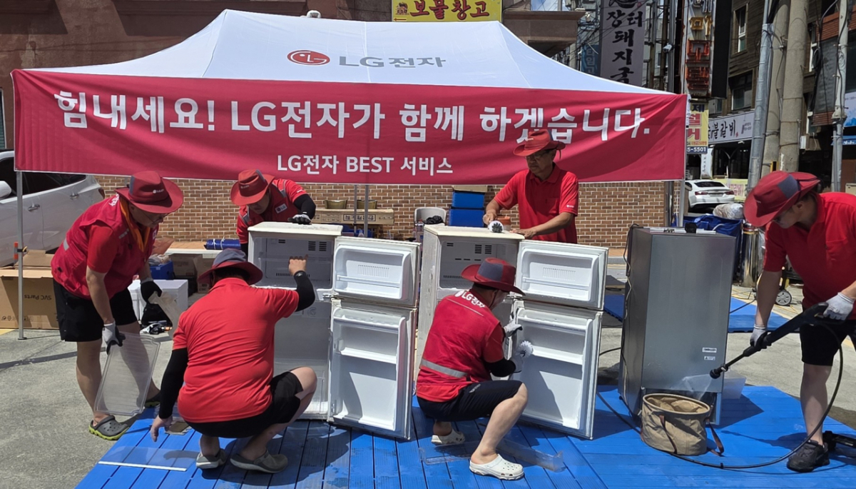 경상남도 거제시 고현동에 마련된 특별 수해 서비스 거점에서 LG전자 서비스 매니저들이 침수 피해를 입은 제품을 점검, 수리하는 모습/사진제공=LG전자
