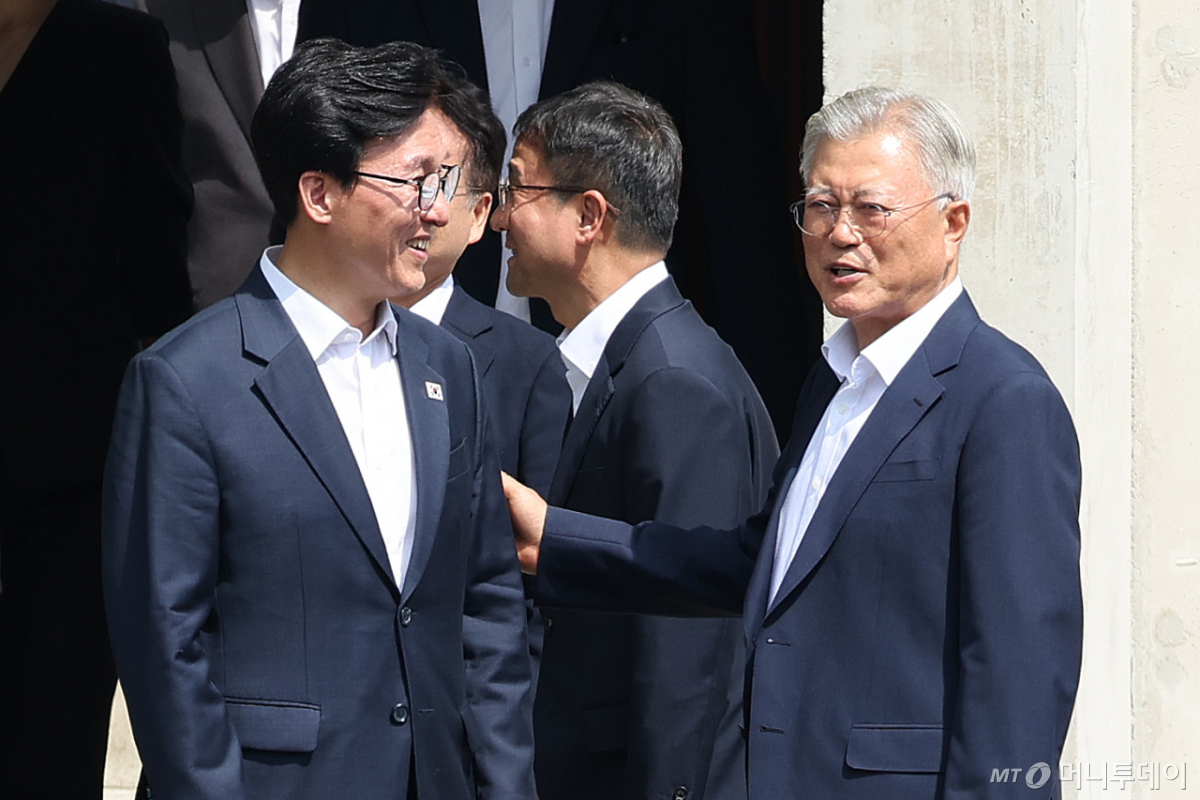 (양산=뉴스1) 신웅수 기자 = 김민석 더불어민주당 대표가 19일 경남 양산시 하북면 평산마을 문재인 전 대통령 사저를 방문한 뒤 문 전 대통령의 배웅을 받고 있다. 2026.8.19/뉴스1 Copyright © 뉴스1. All rights reserved. 무단 전재 및 재배포, AI학습 이용 금지. /사진=(양산=뉴스1) 신웅수 기자