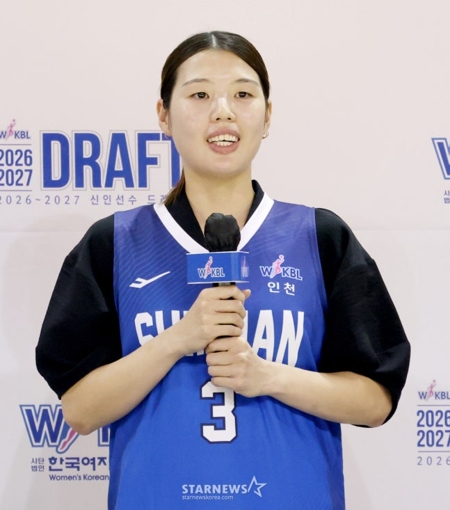 2026~2027시즌 WKBL 신인 선수 드래프트가 19일 청주시 청주체육관에서 열렸다. 가네다 마나(오사카 인간과학 대학교)RK 1라운드 1순위로 신한은행에 지명된 후 소감을 밝히고 있다. /사진=김진경 대기자.