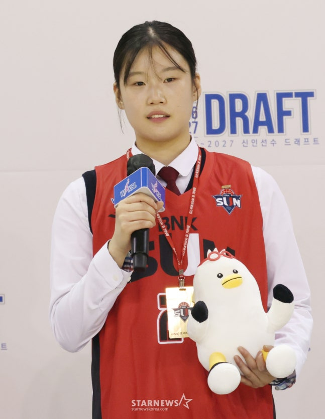 2026~2027시즌 WKBL 신인 선수 드래프트가 19일 청주시 청주체육관에서 열렸다. 임연서(수피아여고)가 1라운드 2순위로 BNK썸에 지명된 후 소감을 밝히고 있다. /사진=김진경 대기자.