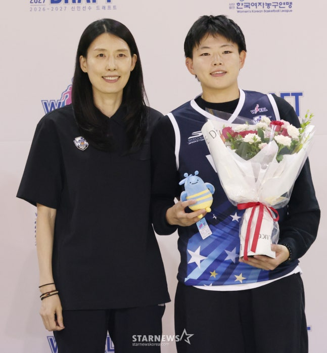 2026~2027시즌 WKBL 신인 선수 드래프트가 19일 청주시 청주체육관에서 열렸다. 김리혜(아이치 기쿠센 대학교)가 1라운드 3순위로 우리은행에 지명된 후 전주원 감독과 포즈를 취하고 있다. /사진=김진경 대기자.