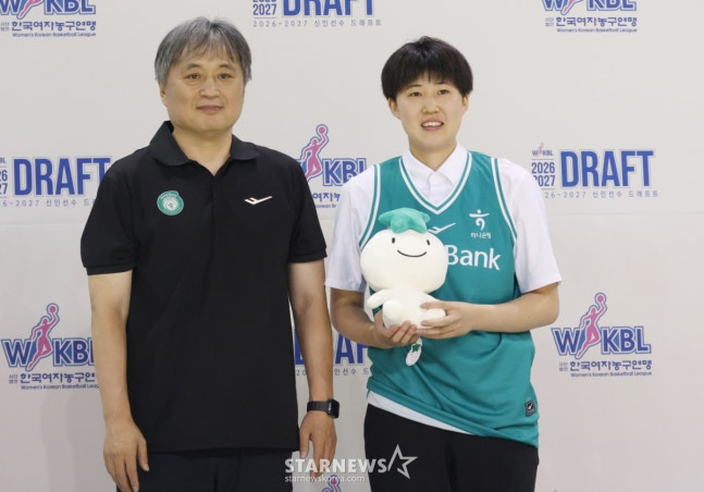 2026~2027시즌 WKBL 신인 선수 드래프트가 19일 청주시 청주체육관에서 열렸다. 오쿠라 유리(아이치 기쿠센 대학교)가 1라운드 4순위로 하나은행에 지명된 후 이상범 감독과 포즈를 취하고 있다. /사진=김진경 대기자.