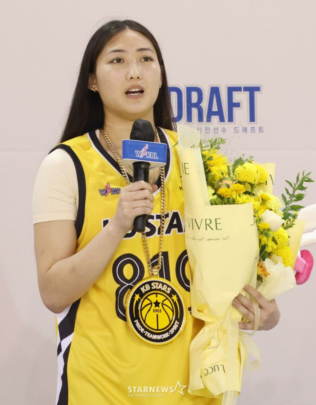 2026~2027시즌 WKBL 신인 선수 드래프트가 19일 청주시 청주체육관에서 열렸다. 원이아나(시에나 하이츠 대학교))가 1라운드 5순위로 KB스타즈에 지명된 후 소감을 밝히고 있다. /사진=김진경 대기자.