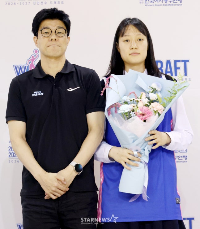 2026~2027시즌 WKBL 신인 선수 드래프트가 19일 청주시 청주체육관에서 열렸다. 이소희(숙명여고)가 1라운드 6순위로 삼성생명에 지명된 후 하상윤 감독과 포즈를 취하고 있다. /사진=김진경 대기자.