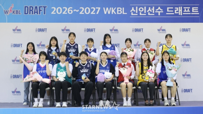 2026~2027시즌 WKBL 신인 선수 드래프트가 19일 청주시 청주체육관에서 열렸다.  가네다 마나(오사카 인간과학 대학교), 임연서(수피아여고)를 비롯한 선수들이 기념촬영을 하고 있다. /사진=김진경 대기자.