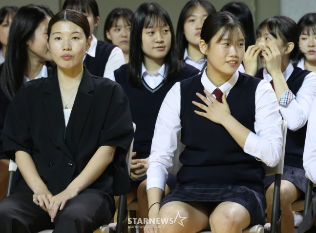 2026~2027시즌 WKBL 신인 선수 드래프트가 19일 청주시 청주체육관에서 열렸다. 임연서(오른쪽, 수피아여고)가 가네다 마나(오사카 인간과학 대학교)와 나란히 앉아 드래프트를 기다리고 있다. /사진=김진경 대기자.
