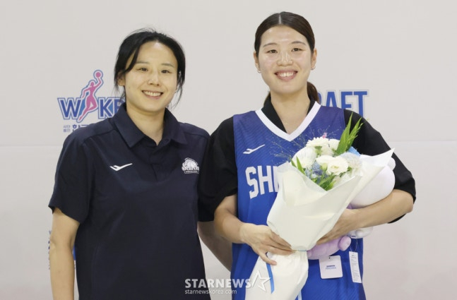 2026~2027시즌 WKBL 신인 선수 드래프트가 19일 청주시 청주체육관에서 열렸다. 가네다 마나(오사카 인간과학 대학교)RK 1라운드 1순위로 신한은행에 지명된 후 최윤아 감독과 포즈를 취하고 있다. /사진=김진경 대기자.