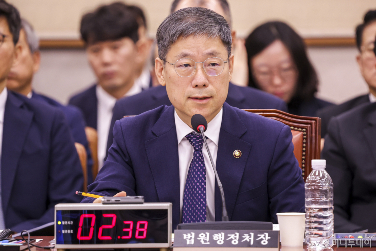 노경필 법원행정처장이 19일 서울 여의도 국회에서 열린 법제사법위원회 전체회의에서 박지원 더불어민주당 의원의 질문에 답하고 있다./사진=뉴시스
