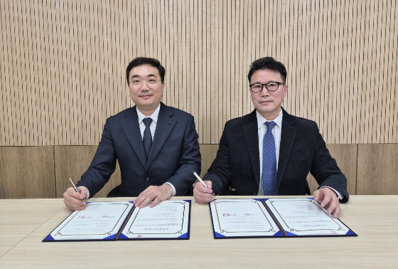 김경호 종합 해양서비스 전문기업 합자회사 해양선박 대표(왼쪽)와 황태영 호남신재생에너지공사 대표가 업무협약을 체결하고 있다./사진 제공=비비안