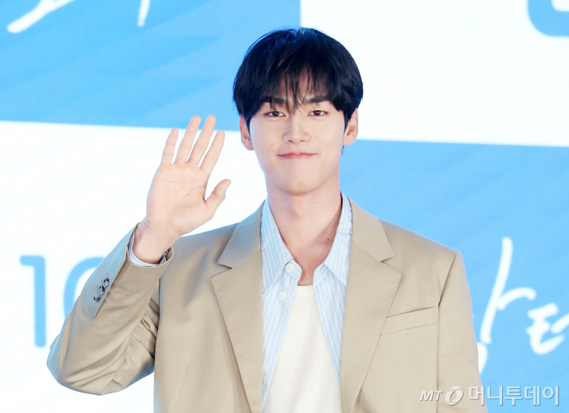 배우 홍민기(24)가 전 여자친구라고 주장하는 여성으로부터 데이트 폭력 의혹을 제기받았다. 사진은 지난 5월26일 서울 구로구 더세인트에서 진행된 ENA 드라마 '닥터 섬보이' 제작발표회에 참석해 포즈를 취하고 있는 홍민기. /사진=김휘선 hwijpg@