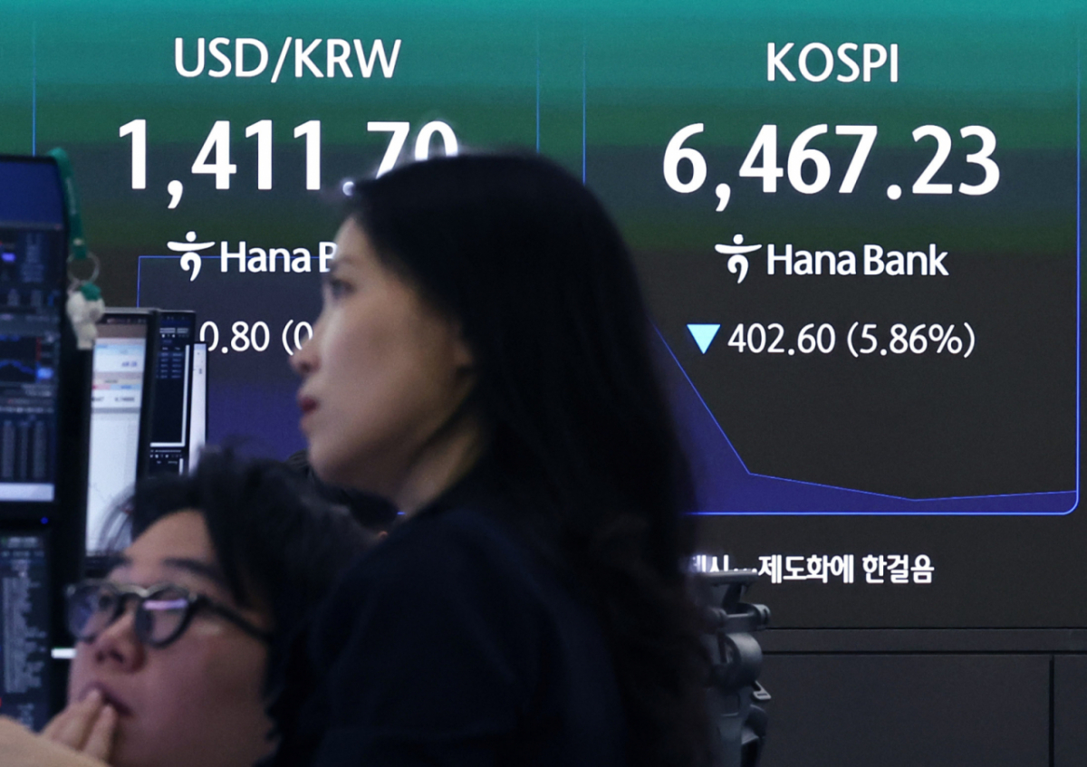 (Seoul=NEWS1) Reporter Gu Yun-seong = On the morning of the 19th, market conditions including KOSPI were displayed on a board in Hana Bank's dealing room in Jung-gu, Seoul. Earlier that day, KOSPI fell by 5–6% at the open, triggering the sidecar (futures market circuit breaker) at 9:06:02 a.m. 2026.8.19/NEWS1 Copyright © NEWS1. All rights reserved. Unauthorized reproduction, redistribution, and use for AI training are prohibited. /Photo=NEWS1) Reporter Gu Yun-seong