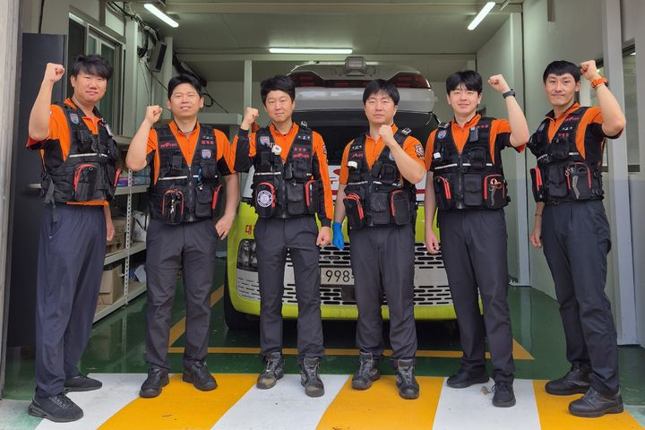 지난달 10일 대구의 한 수영장에서 강습을 받던 중 심정지로 쓰러진 70대 여성이 수영 강사의 심폐소생술과 구급대원들의 신속한 응급처치로 의식을 되찾아 건강을 회복했다. 사진은 복현·산격구급3팀 /사진=대구북부소방서