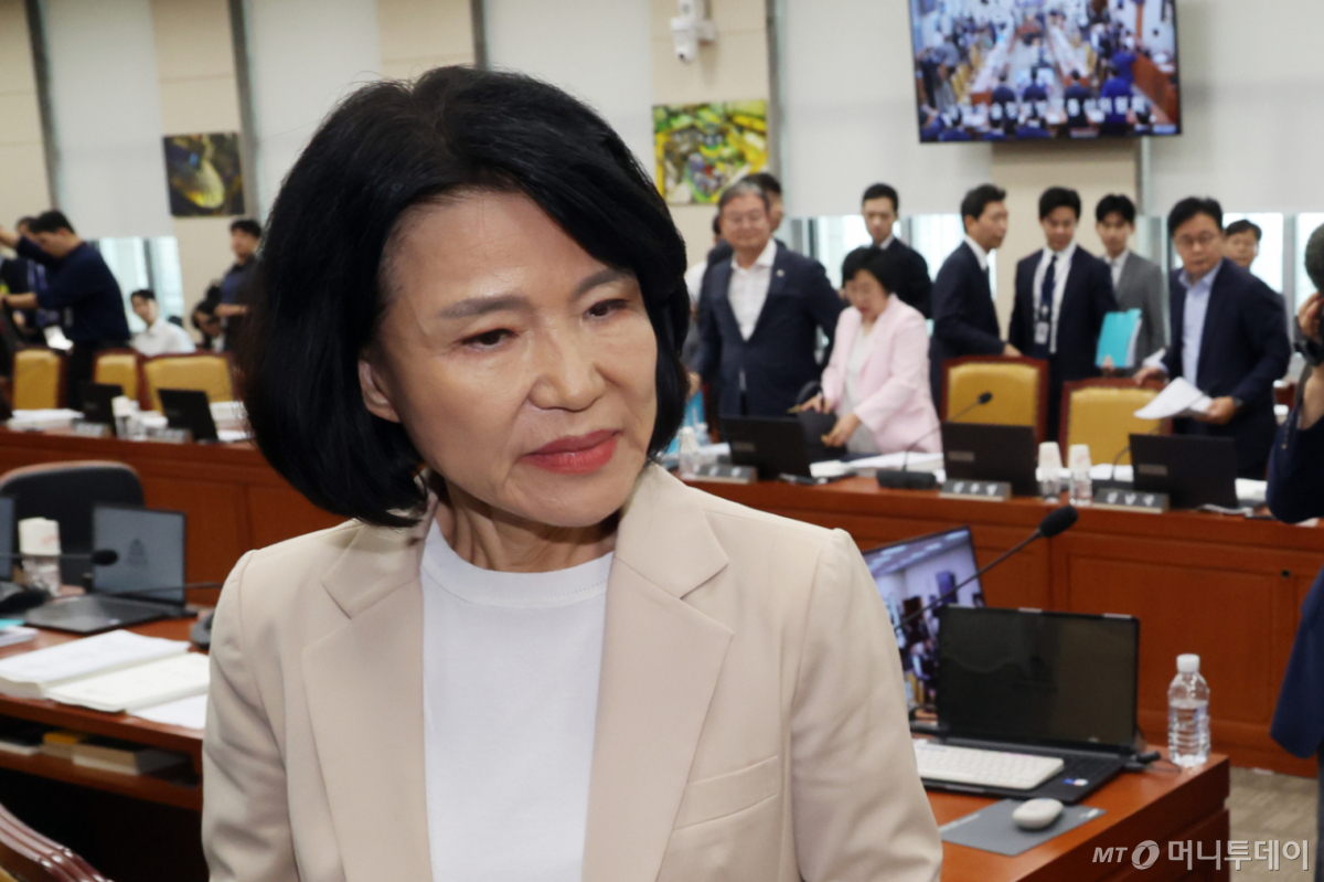 (서울=뉴스1) 황기선 기자 = 이진숙 국민의힘 의원이 19일 오전 서울 여의도 국회에서 열린 과학기술정보방송통신위원회 전체회의에서 정회 후 회의장을 나서고 있다. 이날 회의는 이 의원의 5·18 민주화운동 왜곡·폄훼 논란을 놓고 충돌하면서 오전 내내 파행을 거듭했다. 2026.8.19/뉴스1 Copyright © 뉴스1. All rights reserved. 무단 전재 및 재배포, AI학습 이용 금지. /사진=(서울=뉴스1) 황기선 기자