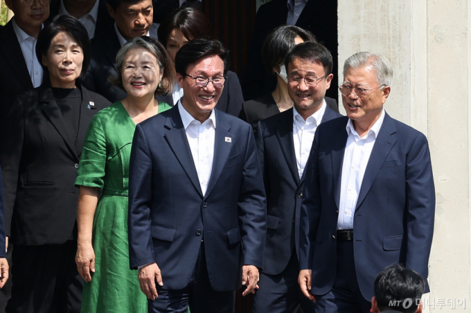 김민석 더불어민주당 대표가 19일 경남 양산시 하북면 평산마을 문재인 전 대통령 사저를 방문한 뒤 문 전 대통령의 배웅을 받고 있다./사진=뉴스1