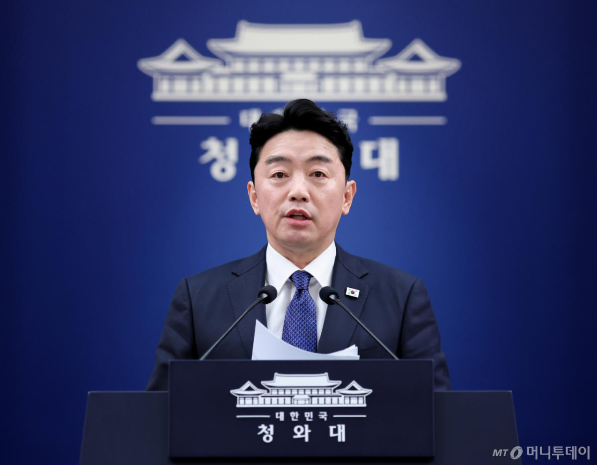 (서울=뉴스1) 허경 기자 = 강훈식 비서실장이 10일 청와대 춘추관에서 메가프로젝트 민관합동 점검회의 결과 관련 브리핑을 하고 있다. (청와대통신사진기자단) 2026.8.10/뉴스1 Copyright © 뉴스1. All rights reserved. 무단 전재 및 재배포, AI학습 이용 금지. /사진=(서울=뉴스1) 허경 기자