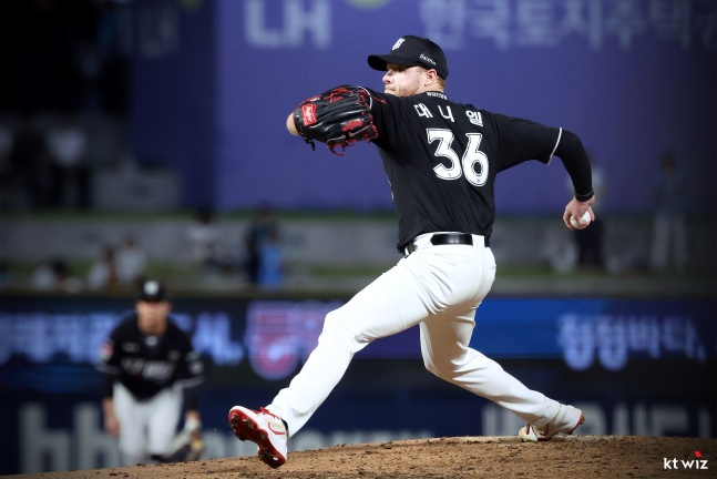 KT 대니엘이 지난 13일 창원 NC전에서 역투하고 있다. /사진=KT 위즈 제공